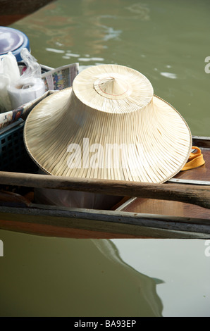 Eine Nahaufnahme von der unverwechselbaren thailändischen Hut auf einem Boot zu den schwimmenden Markt in der Nähe von Bangkok Thailand Stockfoto