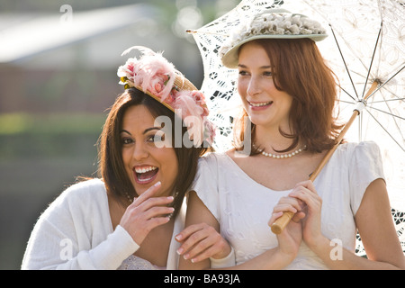 Porträt der 1920er Jahren prominente Damen Spass und entspannten Gartenparty Stockfoto