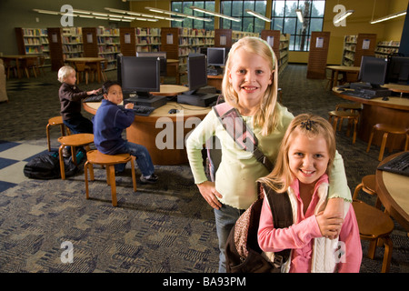 Porträt von zwei Mädchen der Grundschule in Bibliothek Stockfoto