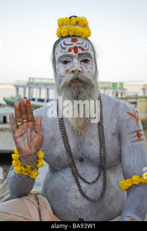 Ein Porträt von einem indischen Sadhu bedeckt in heilige Asche. Stockfoto