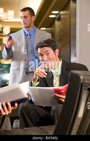 Porträt des multi-ethnischen Geschäftsleute arbeiten in modernen lobby Stockfoto