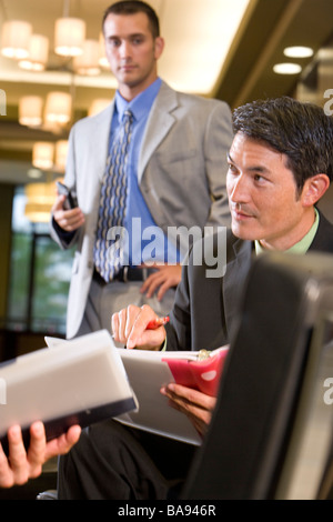 Porträt des multi-ethnischen Geschäftsleute arbeiten in modernen Lobby hautnah Stockfoto