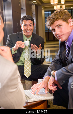 Multi-ethnischen Geschäftsleute arbeiten mit Laptop in der Lobby des Hotels Stockfoto