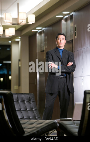 Asiatische Geschäftsmann warten in der Lobby Gebäude Stockfoto