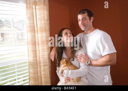 Junge Brautpaar mit Pommerschen Hund Stockfoto