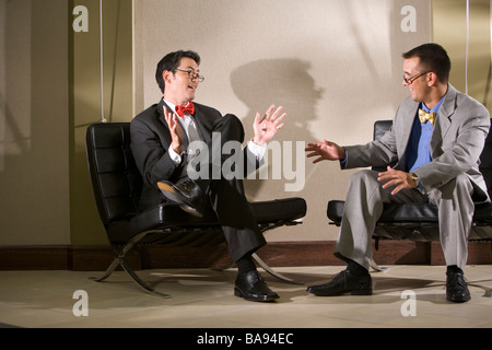 Unternehmer im Gespräch im Büro lobby Stockfoto