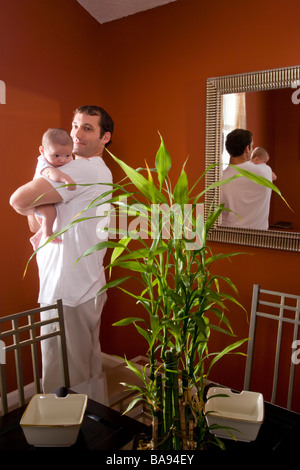 Porträt des Vaters Betrieb 3 Monate altes Baby zu Hause Stockfoto