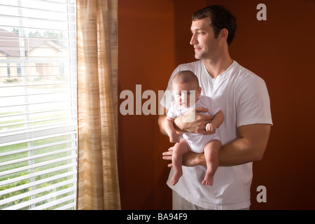 Vater Holding 3 Monate altes Baby zu Hause Stockfoto
