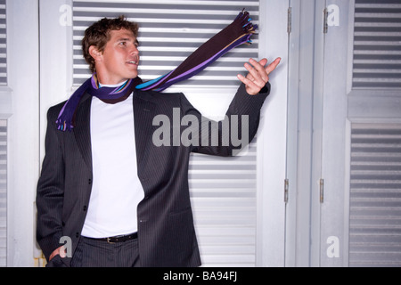 Sicher gut gekleidete junge Mann trägt einen Schal Stockfoto