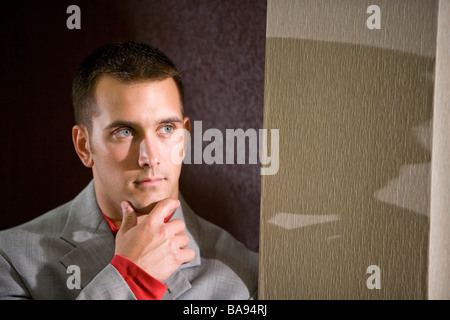 Kopfschuss jungen Geschäftsmann denken Stockfoto