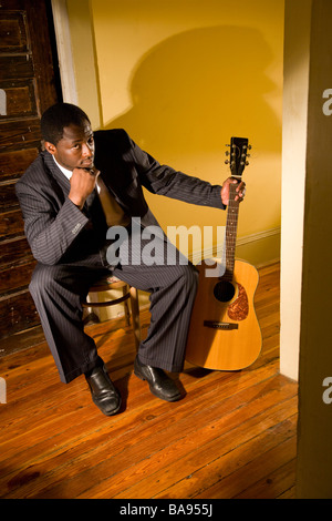 Porträt des afroamerikanischen Musiker im Flur mit Gitarre Stockfoto