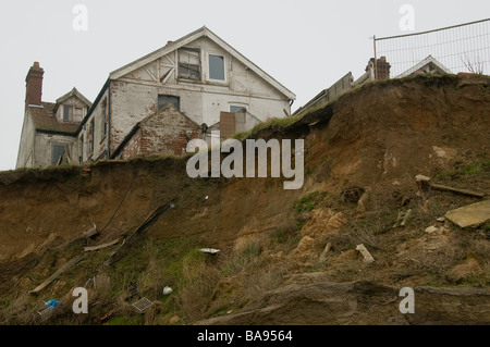 Haus am Happisburgh, Norfolk auf Klippe durch Küstenerosion Stockfoto