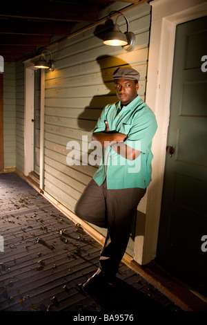 Afrikanische Amerikaner stützte sich auf der Veranda des Hauses in der Nacht Stockfoto