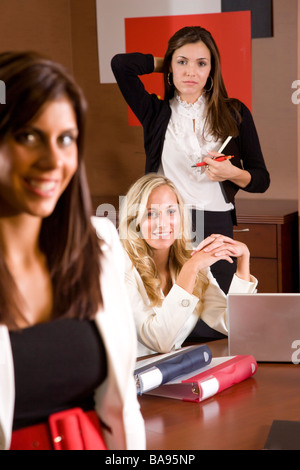 Junge stilvolle weibliche Büroangestellte Sitzung im Sitzungssaal Stockfoto