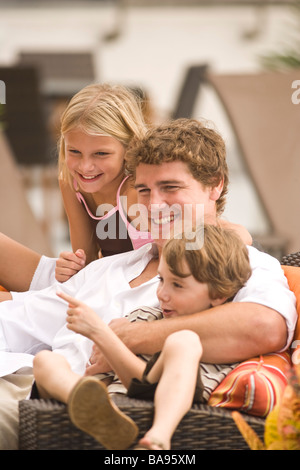 Close-up Familienporträt des lächelnden Vater mit zwei Kindern im freien Stockfoto