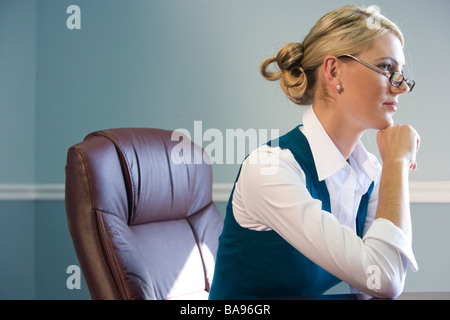 Junge Geschäftsfrau sitzen im Sitzungssaal Stockfoto