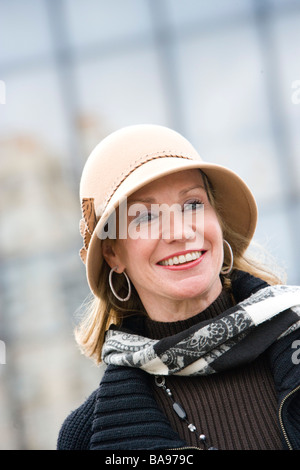 Frau mittleren Alters mit Hut im freien Stockfoto