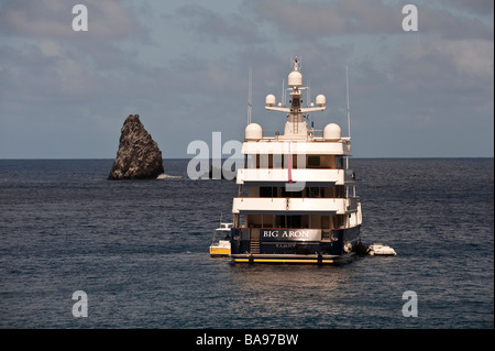 Superyacht großen Aron vor Anker in Wells Bucht mit Diamond Rock fotografiert von Saba Stockfoto