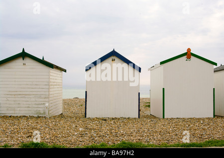 Direkt am Meer aus Holz Strandhütten an der Küste auf einem bewölkten Tag Goring durch Meer West Sussex Stockfoto