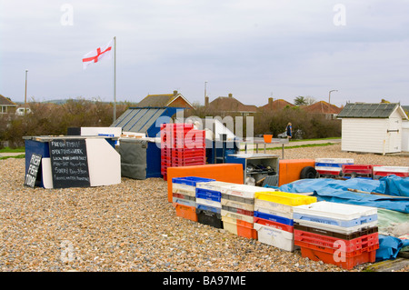 Fischer verkaufen seine fangen bei A Meer Strand Fischhändler Goring durch Meer West Sussex England Stockfoto