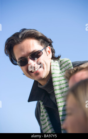 Junger Mann in Sonnenbrille Lächeln Stockfoto