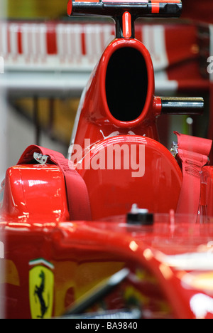 Ferrari-Cockpit in der Garage auf der Rennbahn bei Formel1 Tests Sitzungen zu leeren Stockfoto