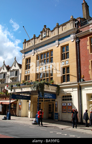 Im Schatten des Windsor Castle, The Theatre Royal Windsor, Thames Street, Windsor, Berkshire, UK. Stockfoto