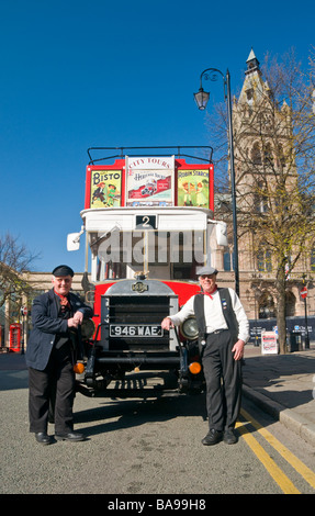 Chester Heritage Tours Tourbus vor Chester Rathaus, St Werburgh Street, Chester, Cheshire, England, UK Stockfoto