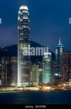 Nachtansicht der IFC2 und Hong Kong Skyline gesehen von der Kowloon-Seite des Hafens, Hong Kong, China, Asien Stockfoto