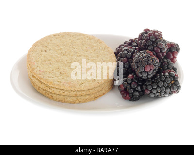 Frische, gesunde Reif Sommer Brombeeren mit dünnen knusprige Kekse Oatcake vor einem weißen Hintergrund ohne Menschen und einen Freistellungspfad isoliert Stockfoto