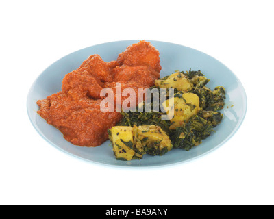 Frisch gekocht im indischen Stil Chicken Tikka Masala Curry mit Sag Aloo Spinat und Kartoffeln isoliert gegen einen weißen Hintergrund mit Keine Personen Stockfoto