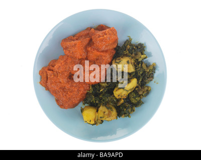 Frisch gekocht im indischen Stil Chicken Tikka Masala Curry mit Sag Aloo Spinat und Kartoffeln isoliert gegen einen weißen Hintergrund mit Keine Personen Stockfoto