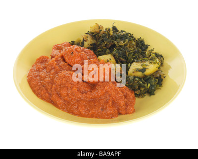 Frisch gekocht im indischen Stil Chicken Tikka Masala Curry mit Sag Aloo Spinat und Kartoffeln isoliert gegen einen weißen Hintergrund mit Keine Personen Stockfoto