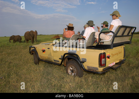 Touristen sehen Elefanten in Simbabwes Matusadona Nationalpark Lake Kariba Stockfoto