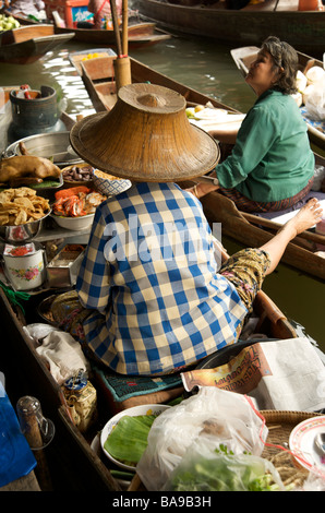 Anbieter auf ihrem Boot auf dem schwimmenden Markt Bangkok Thailand Stockfoto