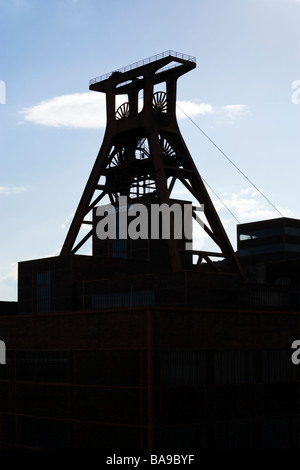 wicklung der Turm von Schacht 12 bei UNESCO Welt Kulturerbe Standort Zollverein Coal Mine Industriekomplex, Essen, Silhouette, Abendhimmel Stockfoto