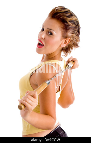 Seitenansicht der jungen Frau mit nunchaku Stockfoto