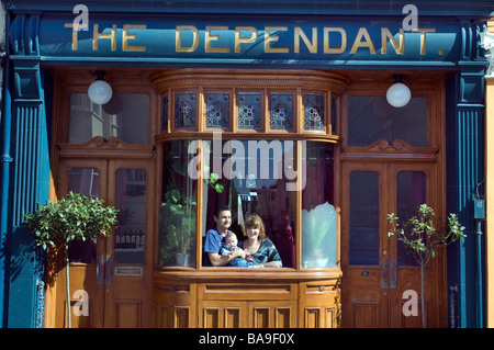 Junge Familie in ihrem Haus, einem umgebauten Pub in Brighton England UK Stockfoto