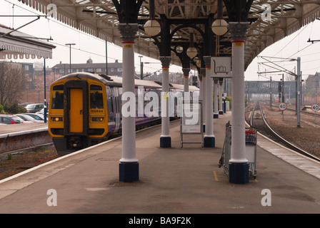 Ein moderner Zug wartet in der Station in York, Yorkshire, Großbritannien Stockfoto