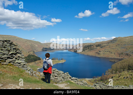 Weibliche Wanderer genießen die Aussicht über Haweswater, Nationalpark Lake District, Cumbria, England UK Stockfoto