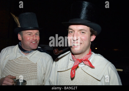 Zwei Männer tragen traditionelle Kittel bei einem East Sussex wassailing Event Spitze Hüte tragen. Bild von Jim Holden. Stockfoto