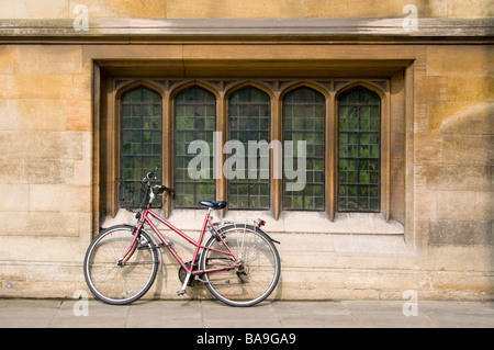 Cambridge, England, Vereinigtes Königreich. Fahrrad in Christs Lane Wand gelehnt Stockfoto