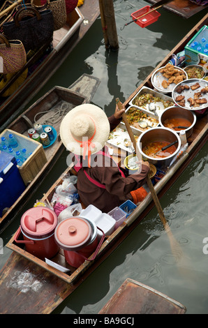 Eine Thai-Frau verkaufen frisch gekocht Thai-Currys Paddel ihr Boot an der Damnoen Saduak Floating Market in der Nähe von Bangkok Thailand Stockfoto