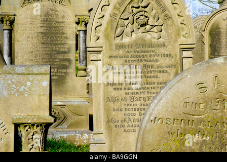 Grabsteine auf dem Friedhof in Haworth, West Yorkshire, England UK Stockfoto