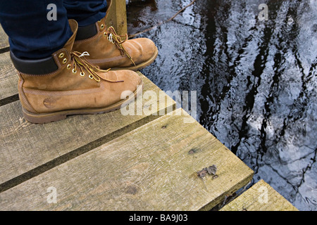 Fuß auf Holzsteg im Versupite Fluss Auenwaldes im Kemeru Nationalpark Lettlands Stockfoto