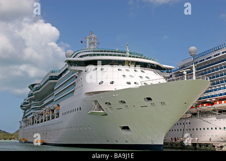 Zwei Kreuzfahrtschiffe nebeneinander im Hafen Stockfoto