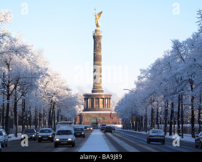 Berlintraffic im Winter im Tiergarten mit der Siegessäule Siegessaeule Stockfoto