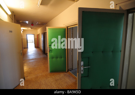 Korridor, gesäumt von Verhör Zimmer, ehemalige DDR Gefängnis Hohenschönhausen, Berlin Stockfoto