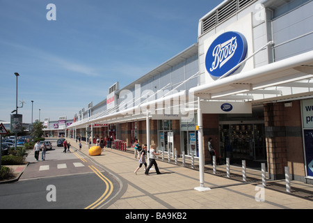 Shopper ins Boots Chemist Shop, Robin Retail Park Stockfoto