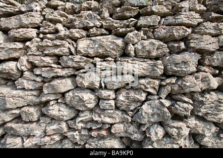 Nahaufnahme der Trockenmauer, hergestellt aus Kalkstein Pflaster, Cumbria, England Stockfoto